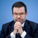 <div>Forderung von CDU-Chef Merz: Buschmann sieht bei Aufnahmestopp „rechtliches Problem“</div>