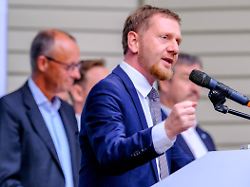 <div>„Zahlen müssen runter“: Kretschmer will nur noch 30.000 Flüchtlinge pro Jahr</div>