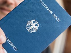 <div>„Mir wuchs alles über den Kopf“: Mutmaßlicher Reichsbürger weint vor Gericht</div>