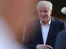 <div>„Merz versteht sein Handwerk“: Seehofer gibt Merkel zum Geburtstag einen mit</div>