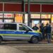 Männer in Supermarkt attackiert: Polizei sperrt Angreifer in Rewe-Markt ein