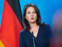 Scholz warnt vor Israel-Hass: Baerbock: Eure Sicherheit ist unsere Staatsräson