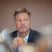 <div>Person der Woche: Robert Habeck: Kann „Rechtsruck-Robert“ die Grünen retten?</div>