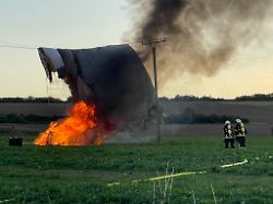 Landungsversuch missglückt: Heißluftballon fliegt in Leitung und gerät in Brand