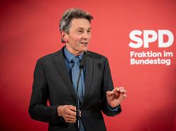 Rentenbeiträge abfedern: Mützenich will Reiche stärker besteuern