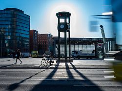 Mit Farben den Verkehr bändigen: Verkehrsturm bringt Berlinern die Ampel – vor 100 Jahren