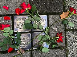<div>„Eine abscheuliche Tat“: Unbekannte klauen alle Stolpersteine in Zeitz</div>