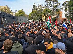 Demonstranten stürmen Parlament: Proteste in Abchasien wegen Abkommen mit Russland