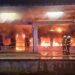 Flammen-Inferno an Bahnhof: Zug in Berlin brennt lichterloh