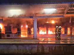 Flammen-Inferno an Bahnhof: Mehrere Waggons von Zug in Berlin brennen lichterloh