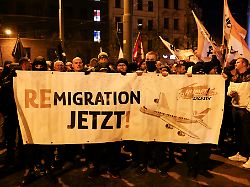 Protestmarsch bei Trauerandacht: In das Gedenken von Magdeburg mischen sich rechte Parolen