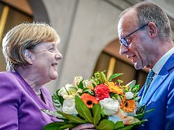 <div>„Hat das Zeug dazu“: Merkel lobt Merz als „richtigen Kandidaten für diese Zeit“</div>