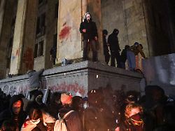 Neue Gewalt bei Demonstrationen: Flammen im Parlament in Tiflis