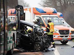 Mehrere Verletzte in Südhessen: 24-jähriger Autofahrer stirbt bei Frontalcrash mit Bus