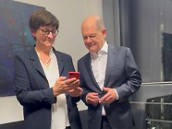 <div>„Peinlich von mir“: Kanzler Scholz klärt kuriose Szene mit SPD-Chefin Esken auf</div>