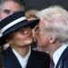 <div>Melanias Hut wird zur Bremse: Trump erntet nach „Luftkuss“ Hohn und Spott im Netz</div>