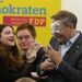 <div>„Sahne wäre mir lieber gewesen“: Christian Lindner bei Auftritt in Greifswald mit Schaum beworfen</div>
