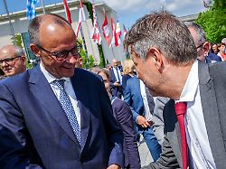 <div>„Schlag ins Gesicht“: Habeck schießt gegen Merz‘ Abgesang auf „grünen“ Stahl</div>