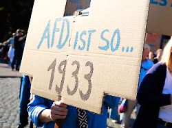 Mann gestoßen und Messer gezückt: AfD-Politiker tritt nach Gedenk-Eklat aus Partei aus