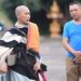 Pilgert barfuß durch Asien: Vietnamesischer Mönch wird zum Influencer