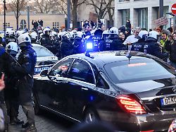 Hitzige Situation in Köln: Merz besucht Klinik – Demonstranten blockieren Ausfahrt